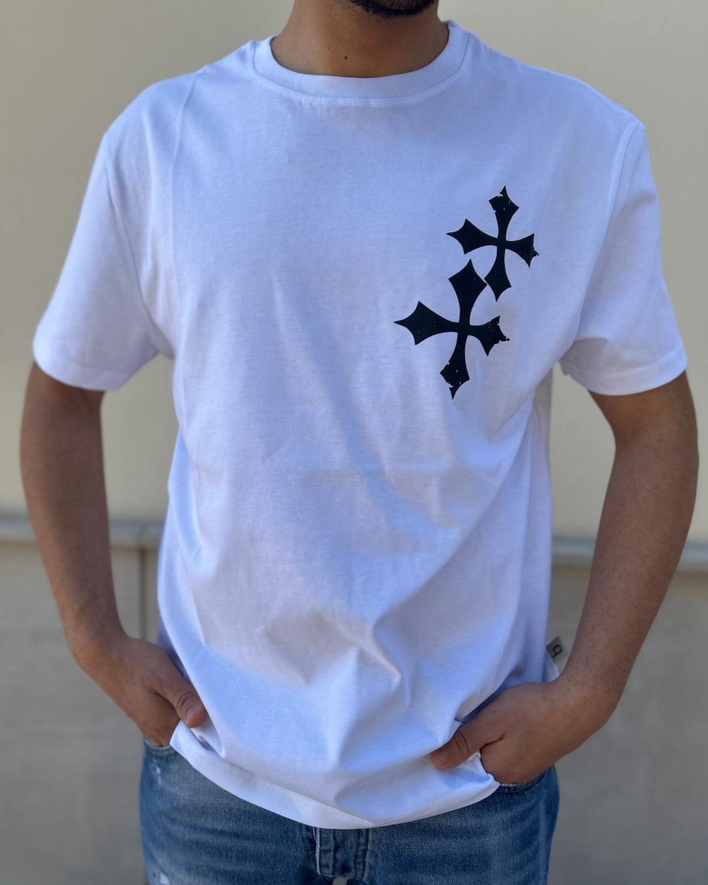 T-shirt Bianca con Croci e Scritte