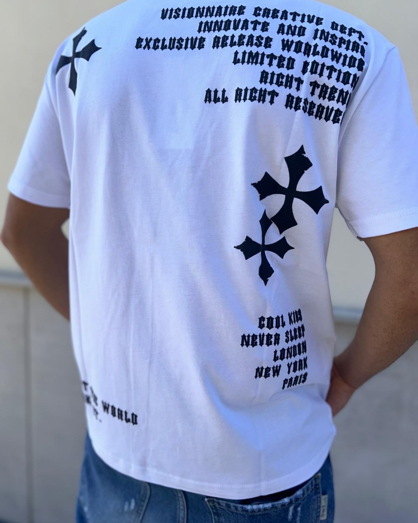 T-shirt Bianca con Croci e Scritte