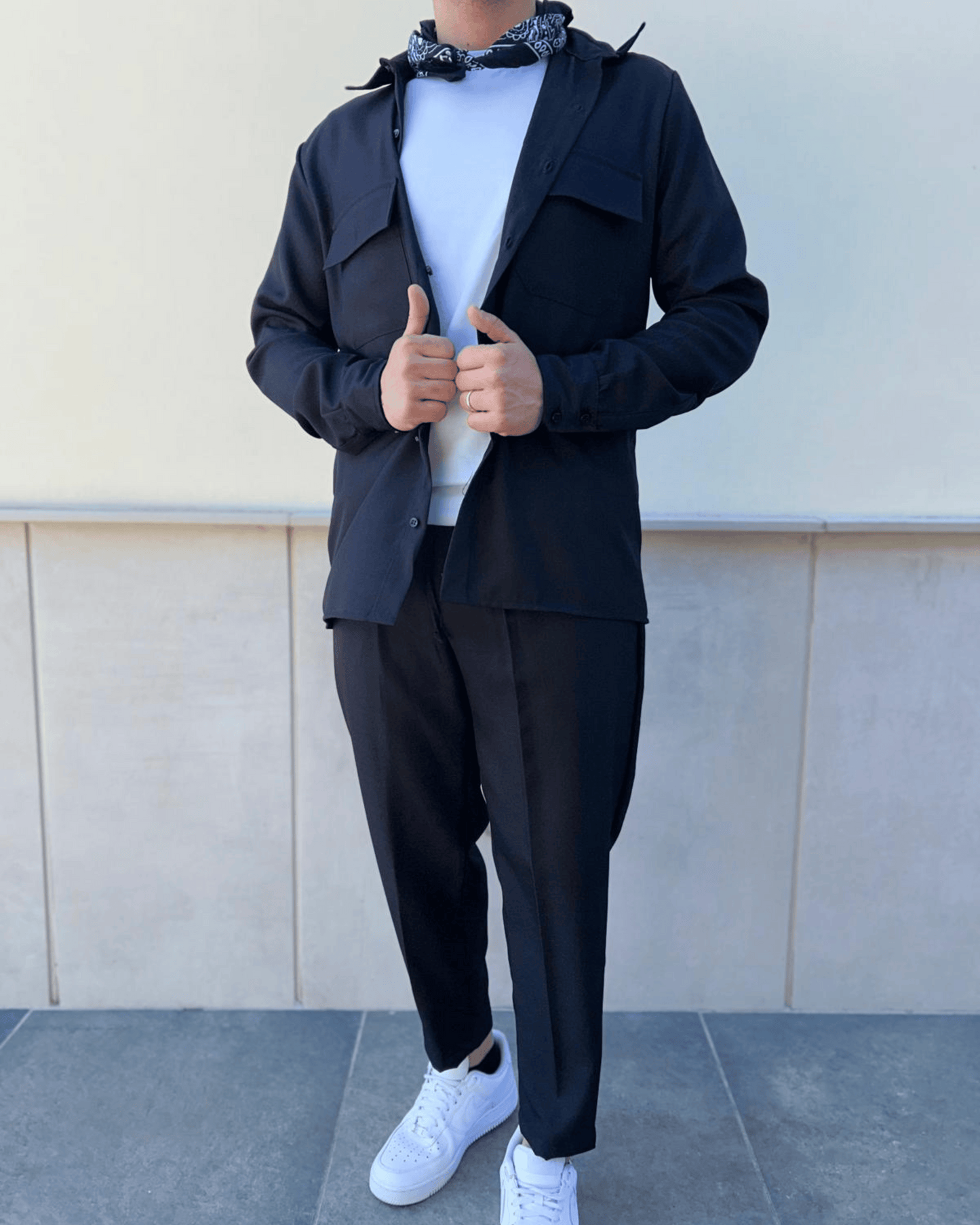 Completo Nero con Camicia Aperta e Bandana