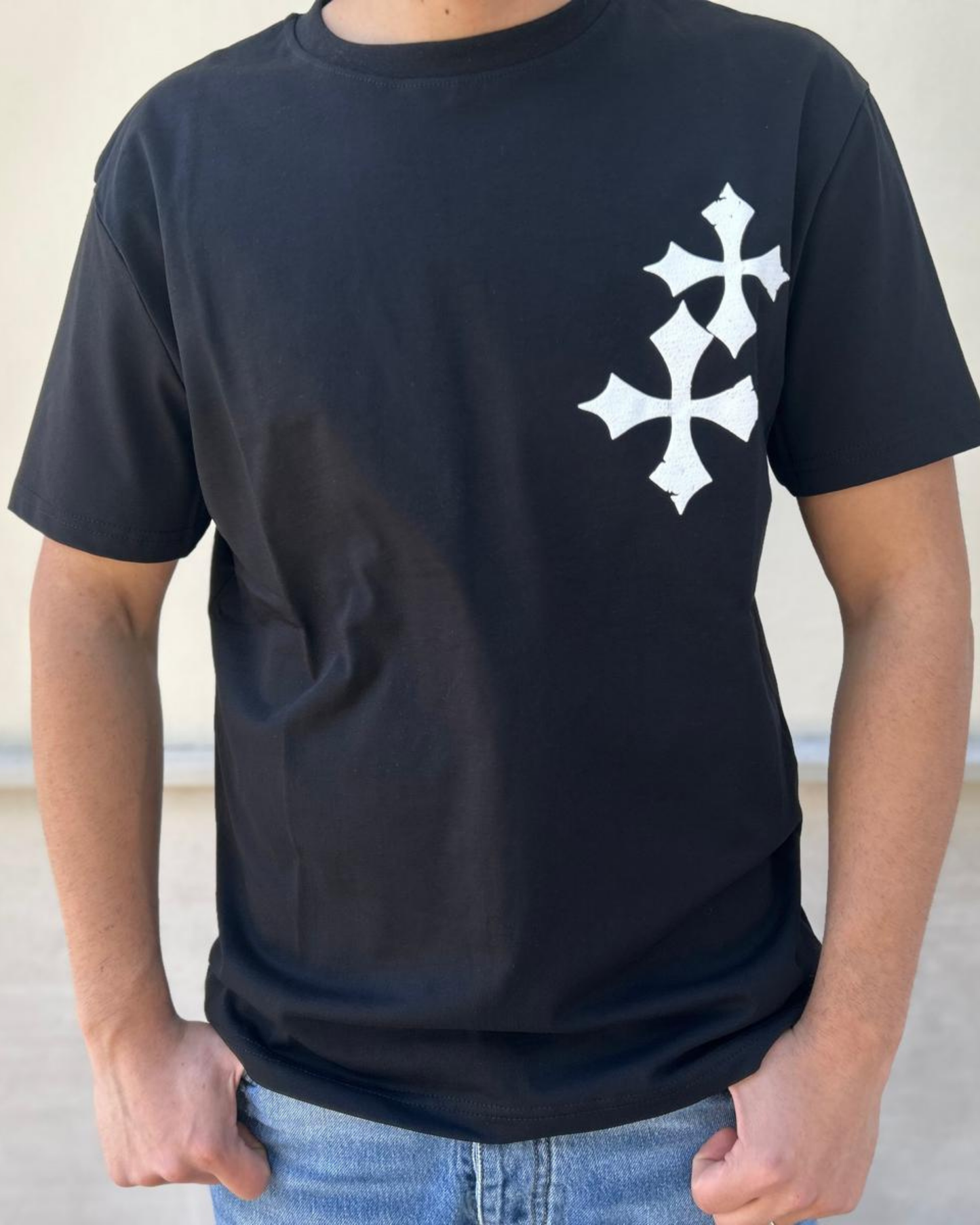 T-shirt Nera con Croci e Scritte