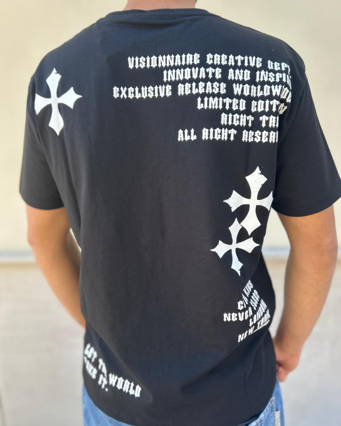 T-shirt Nera con Croci e Scritte